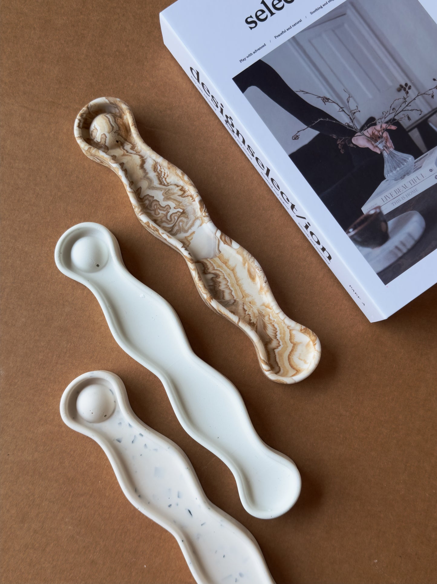 Wavy incense stick holder